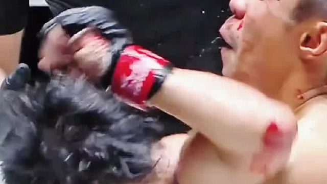 一肘下去“臉部爆漿”寧挨三拳不吃一肘