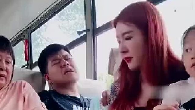 大媽踢座激民憤，小伙挑釁被美女反制觀眾拍手稱爽