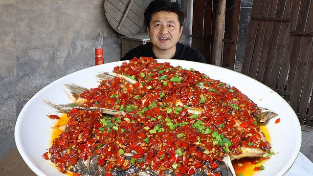 100元買一條7斤大花鰱，做個特色“剁椒魚頭”，爽辣鮮嫩