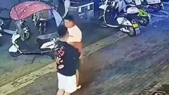 女子晚上飯后遛狗不料金毛看到男子后走不動路