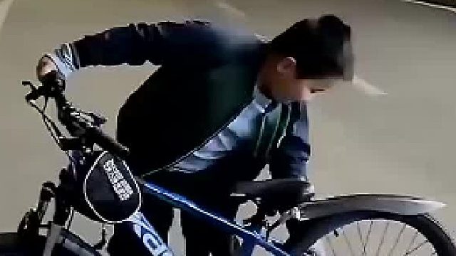 小孩哥展示自己的單車，結(jié)果下一秒沒有對比就沒有傷害