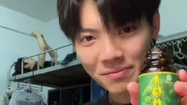 男生拿青梅精拌藍(lán)莓騙室友吃，這酸爽隔著屏幕都感覺(jué)到了