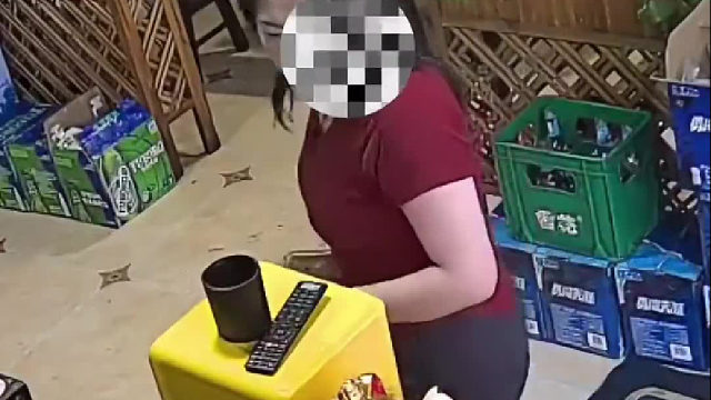 一母親把女兒檔案袋私自拆開，女兒回家后發(fā)現(xiàn)崩潰大喊，一旁母親稱自己不曉得~?。?/></span><div   id=