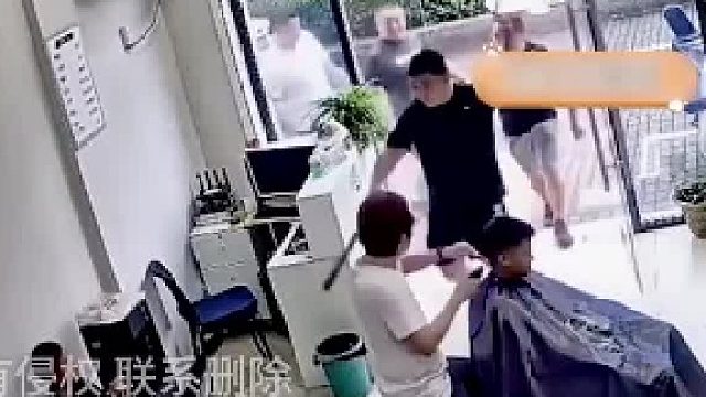 眾人持棍闖入理發(fā)店，直接拿棍威脅顧客，不料反轉竟緊隨其后