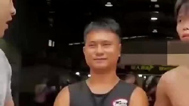 退役武警上門踢館 職業(yè)拳手單手發(fā)出挑釁 局面竟出人意料!