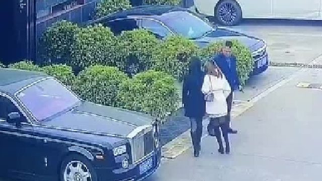 兩女的遲到了，撞見老板了，一個(gè)裝崴腳，一個(gè)裝扶著