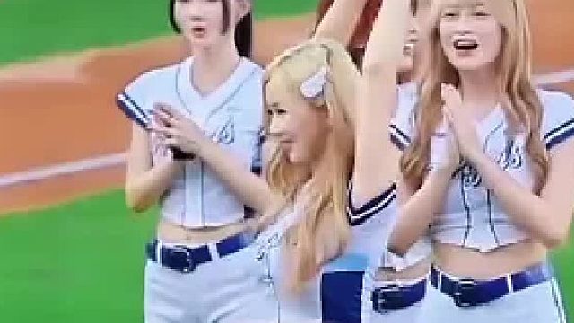 韓國性感拉拉隊開球，動作專業(yè)，堪比職業(yè)選手