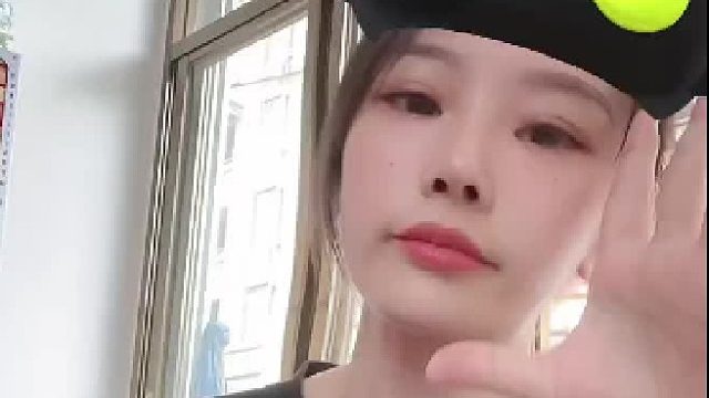 夜晚的便利店，白熾燈像溺水的月亮