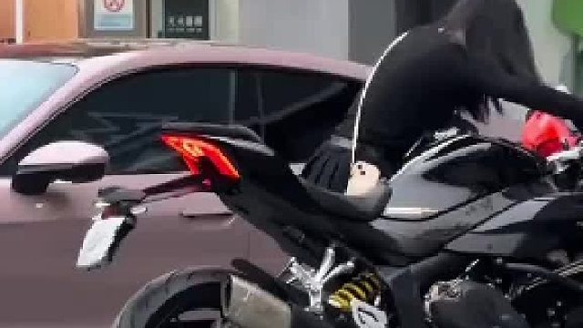 這是青春的模樣，一套動(dòng)作下來行云流水，拽女孩手機(jī)帶那一下挺紳士