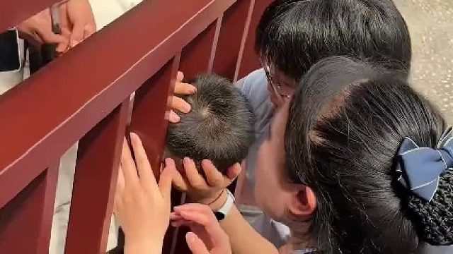 小孩游玩時不慎被卡欄桿