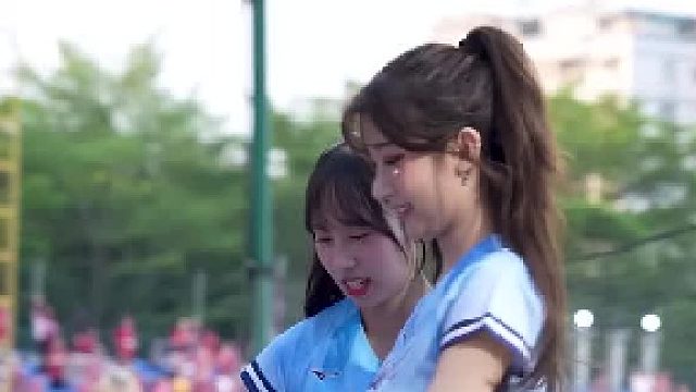 韓國啦啦隊(duì) 李珠珢 收到杰拉多尼玩偶開心