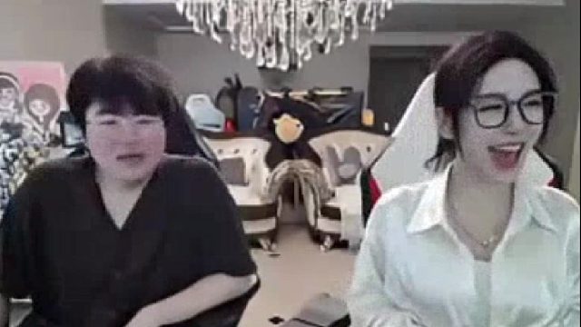 rita眼鏡套裝花式尖叫！姿態(tài)一句話耐人尋味