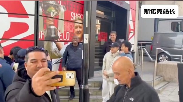 現(xiàn)場粉絲排隊與趙心童簽名合影 這隊伍排得這么長，不愧是新科世錦賽冠軍，這人氣