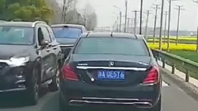 奔馳車專治插隊(duì)，給對(duì)方嚇得一激靈一激靈，網(wǎng)友：感覺奔馳車主玩上癮了。