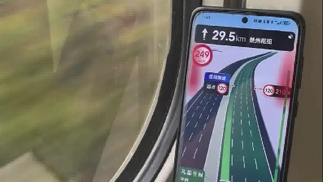 其他車的高德：后方極速來車，請注意避讓