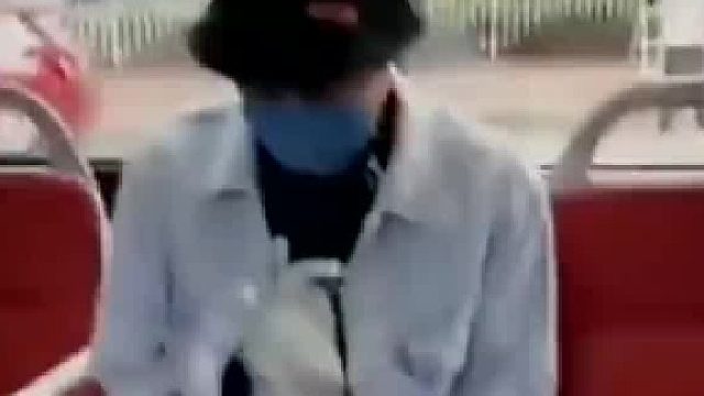 歲吳鎮(zhèn)宇放低姿態(tài)！低調搭乘公交！原來是在拍攝公益片