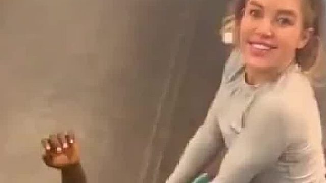 外國(guó)美女學(xué)習(xí)格斗，黑人教練親身教學(xué)，不想竟意外觸發(fā)自身天賦！