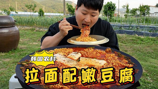 一人獨享鍋蓋上的豆腐煮拉面，配上雞蛋和蔥花一起吃，太美味了！