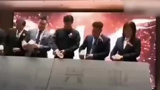 右邊那個女的，這智商是怎么混到高層的？差點搞砸開業(yè)儀式