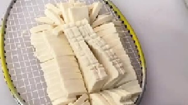 用一個(gè)球拍就能輕松的切豆腐，
