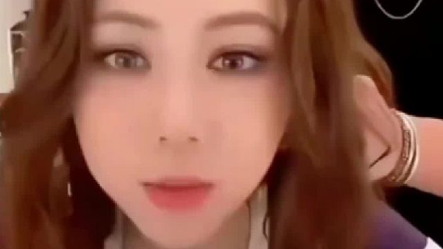 網(wǎng)友算錯年齡，鄧紫棋當場回懟，兄弟啊，你數(shù)學誰教的？