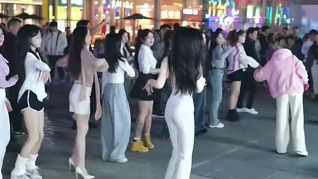 看美女們跳廣場舞，動作協(xié)調又帶勁，真是賞心悅目啊