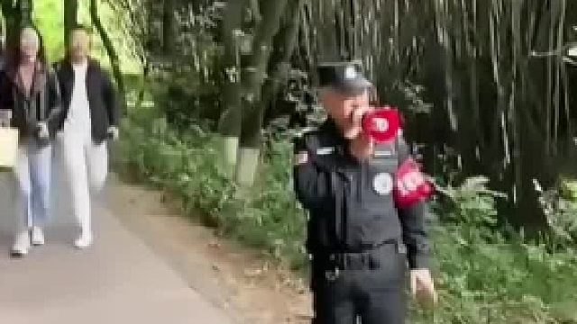 大熊貓下班時的樣子，仿佛在演我…