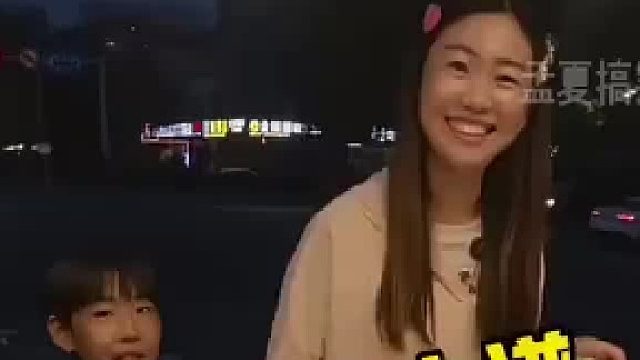 女子買鹵菜說英語，兒子幫忙翻譯，差點把老板忽悠了?。。?！