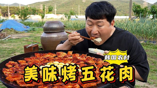 一人獨享美味烤五花肉和大蒜，配上兩碗米飯，分分鐘就吃光了！