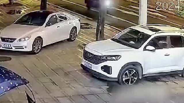 小伙偷竊摩托車速度驚人 12 秒完成作案 監(jiān)控完整記錄全過程