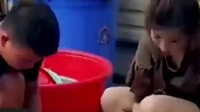 男子手部動(dòng)作怪異引美女警覺，美女果斷挪腿遠(yuǎn)離，警惕意識(shí)拉滿!