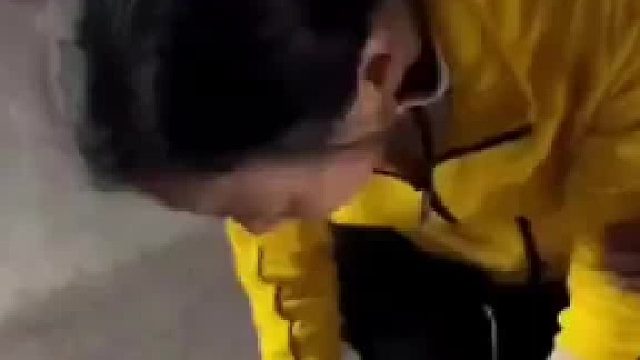 大姨表示小狗咬了自己腿，鏡頭一轉，戴了嘴罩的小狗媽我冤枉