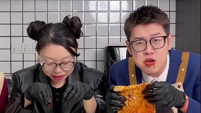在家自制童年大辣片，香辣解饞，誰(shuí)吃誰(shuí)迷糊！