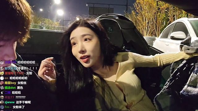 童錦程忽悠拉絲一姐爬車(chē)門(mén)，童錦程：你這穿搭真的很有心機(jī)啊