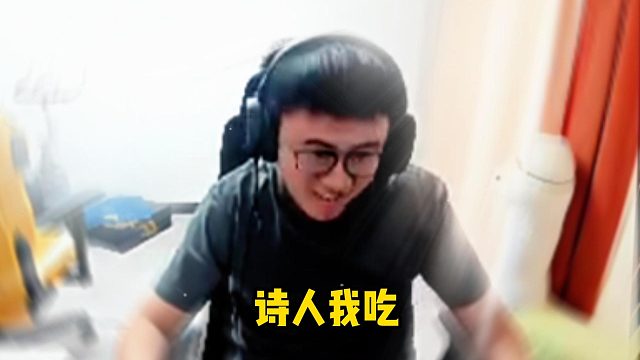 霸哥被小黑子戲耍