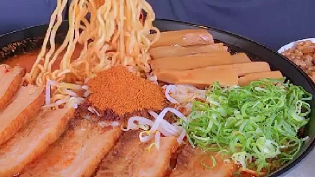 泰國小哥爽吃泡面