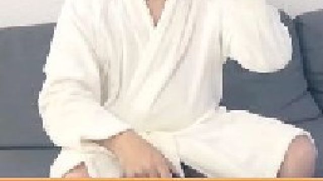 男人家里一邊是夏天一邊是冬天