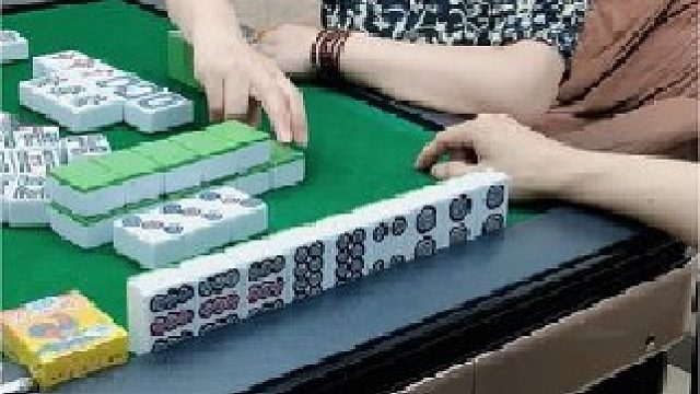 哦吼！列好一手牌。怎么搞的差張牌的呢？