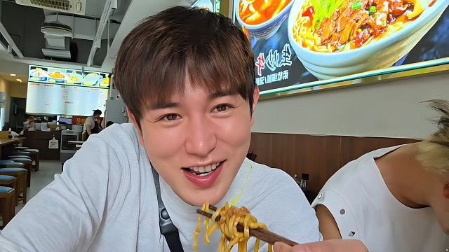 童錦程被子圣的邁巴赫s480釣成了翹嘴，把彈幕都給逗樂(lè)了
