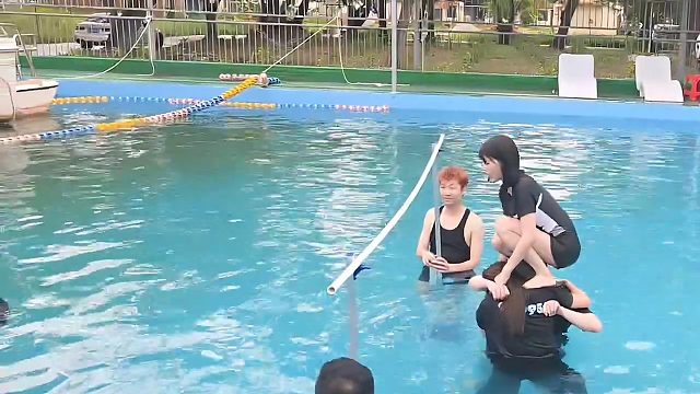 AJ看克里斯給妹子當人體肉墊，直呼受不了自己也要上