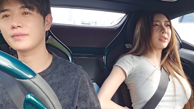 真是活久見，妹子吐槽童錦程500萬豪車，氣得童讓她下車打車