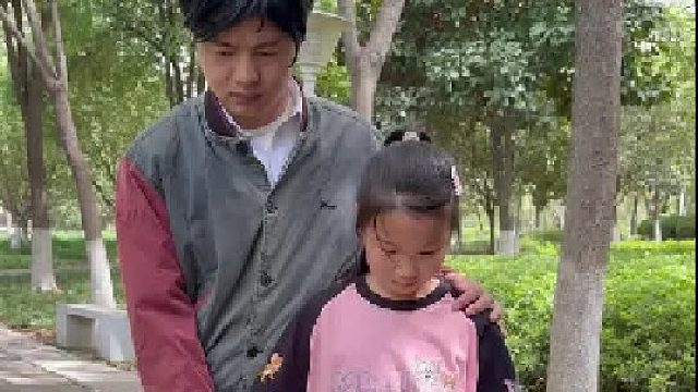 小女孩遇到危險，機智向路過男孩發(fā)出求救信號