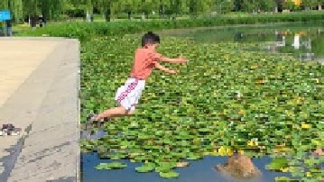 小時(shí)候跳遠(yuǎn)vs長(zhǎng)大后，長(zhǎng)大后跳的也太遠(yuǎn)了吧.！
