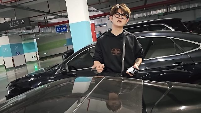 暴殄天物，童錦程SF90被當(dāng)成煙灰缸，彈幕：心在滴血