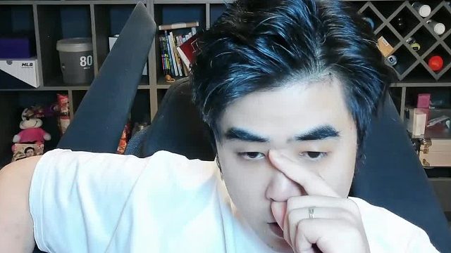 朱開看Hope向前閃現(xiàn)送頭傻眼：這么大壓力？這樣躲塞拉斯E？
