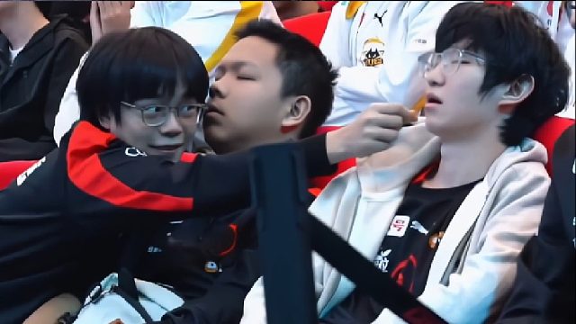 一諾：你不是我粉絲嗎？鐘意：我是KPL第一打野！