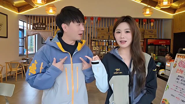 小酷嘲笑艾瑪穿崴貨，結(jié)果反被當(dāng)場打假