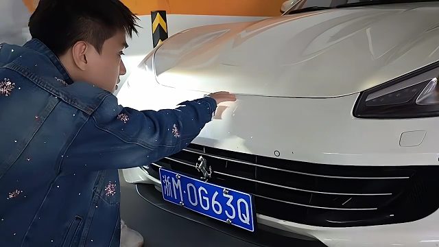 馬哥發(fā)現(xiàn)不舍得開(kāi)的法拉利車頭凹了，小酷笑麻：真的跑婚車了？