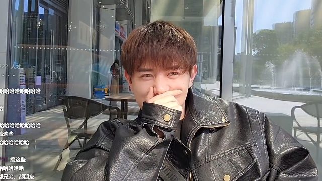 童街頭直播“下跪”謝禮，沒想被路過的水友錄視頻了，瞬間紅溫