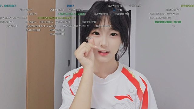 AJ傳媒女主播直播整活，穿滔搏隊服聽《突然的陀螺》